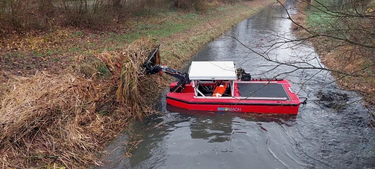 Raptor maaiboot aan het werk in een watergang