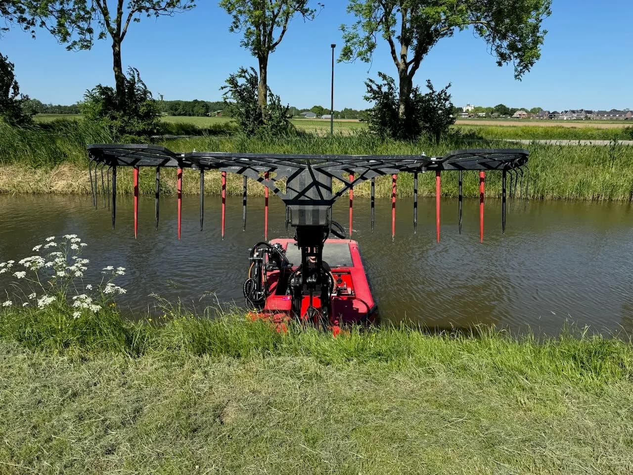 Raptor werktuigdrager met hark in uitgeklapte stand