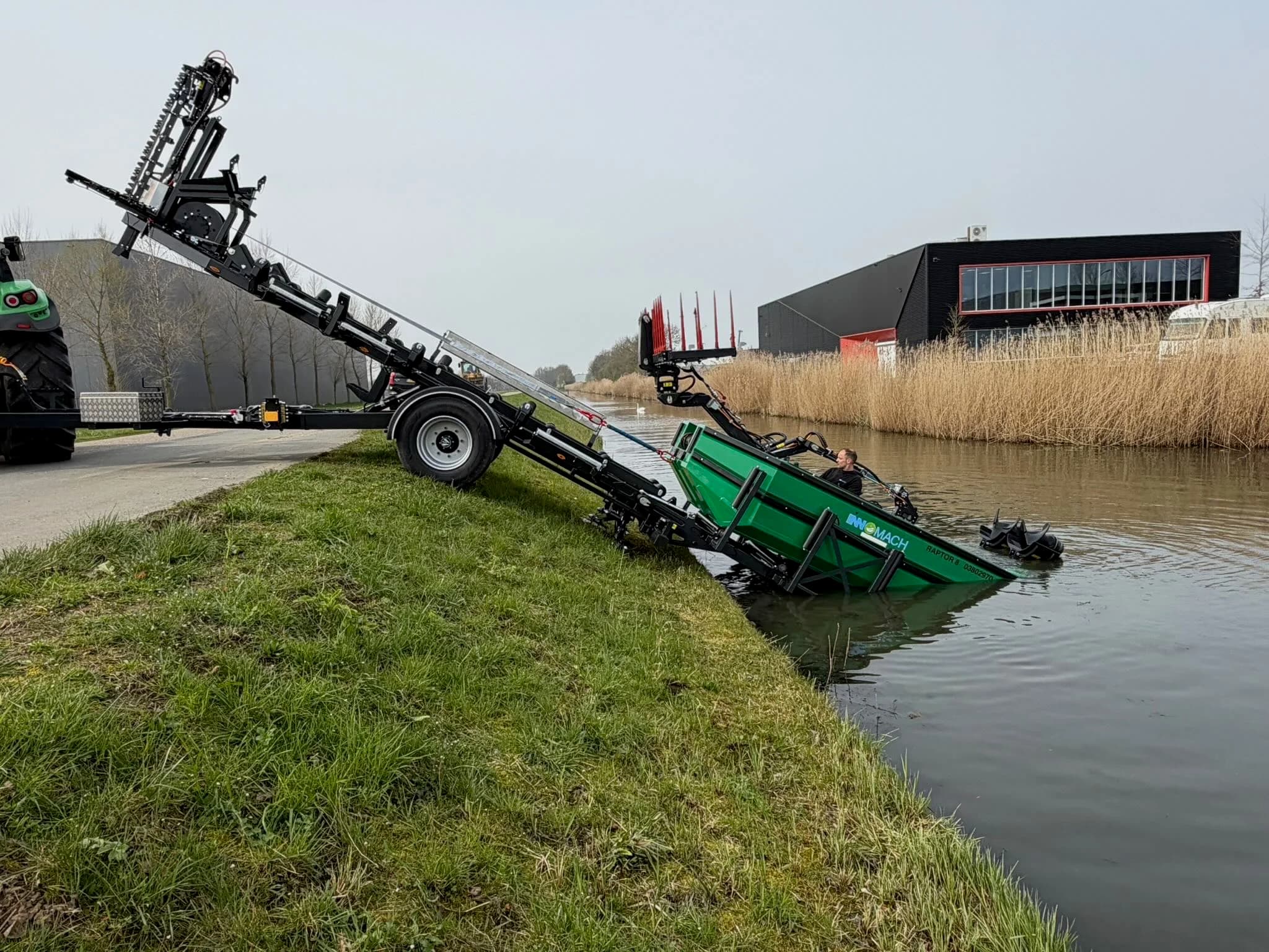 Raptor maaiboot wordt te water gelaten