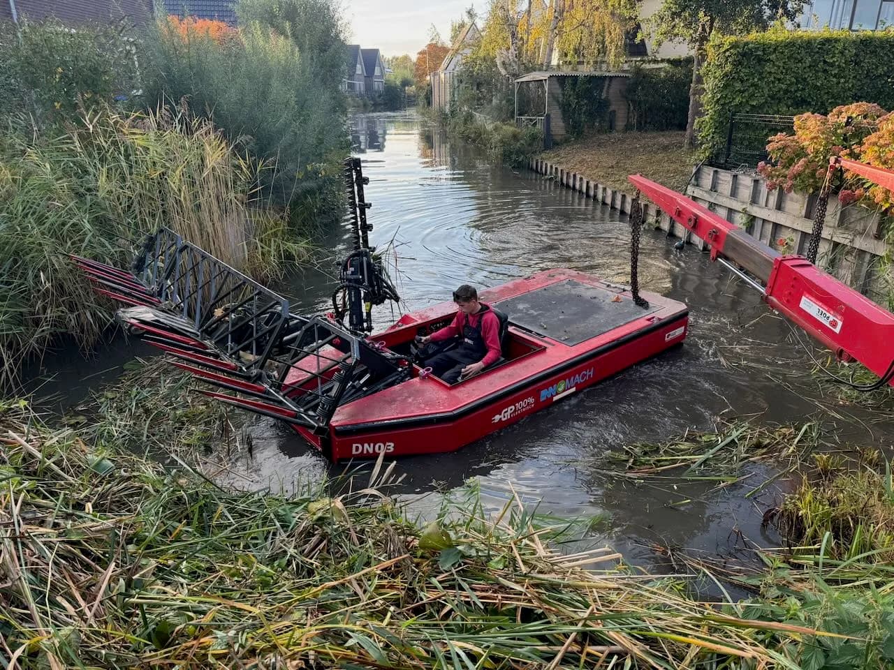 Raptor aan het werk in een smalle watergang